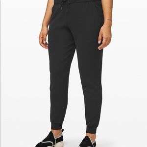 Lululemon on the fly jogger black size 4 EUC